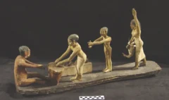 Modelo de Grupo em Madeira Pintada: quatro figuras preparando comida e cerveja. 6ª Dinastia, Sidmant, Egito. (Museu Britânico, Londres)
