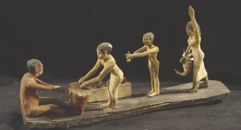 Modelo de Grupo em Madeira Pintada: quatro figuras preparando comida e cerveja. 6ª Dinastia, Sidmant, Egito. (Museu Britânico, Londres)