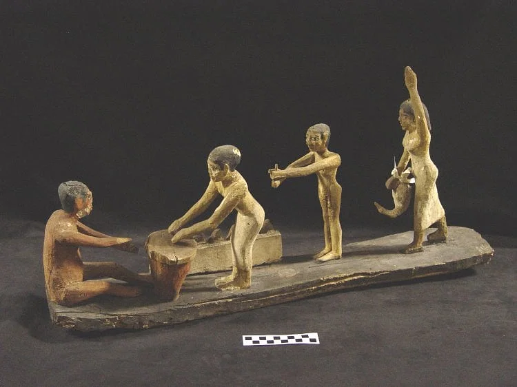 Modelo de Grupo em Madeira Pintada: quatro figuras preparando comida e cerveja. 6ª Dinastia, Sidmant, Egito. (Museu Britânico, Londres)